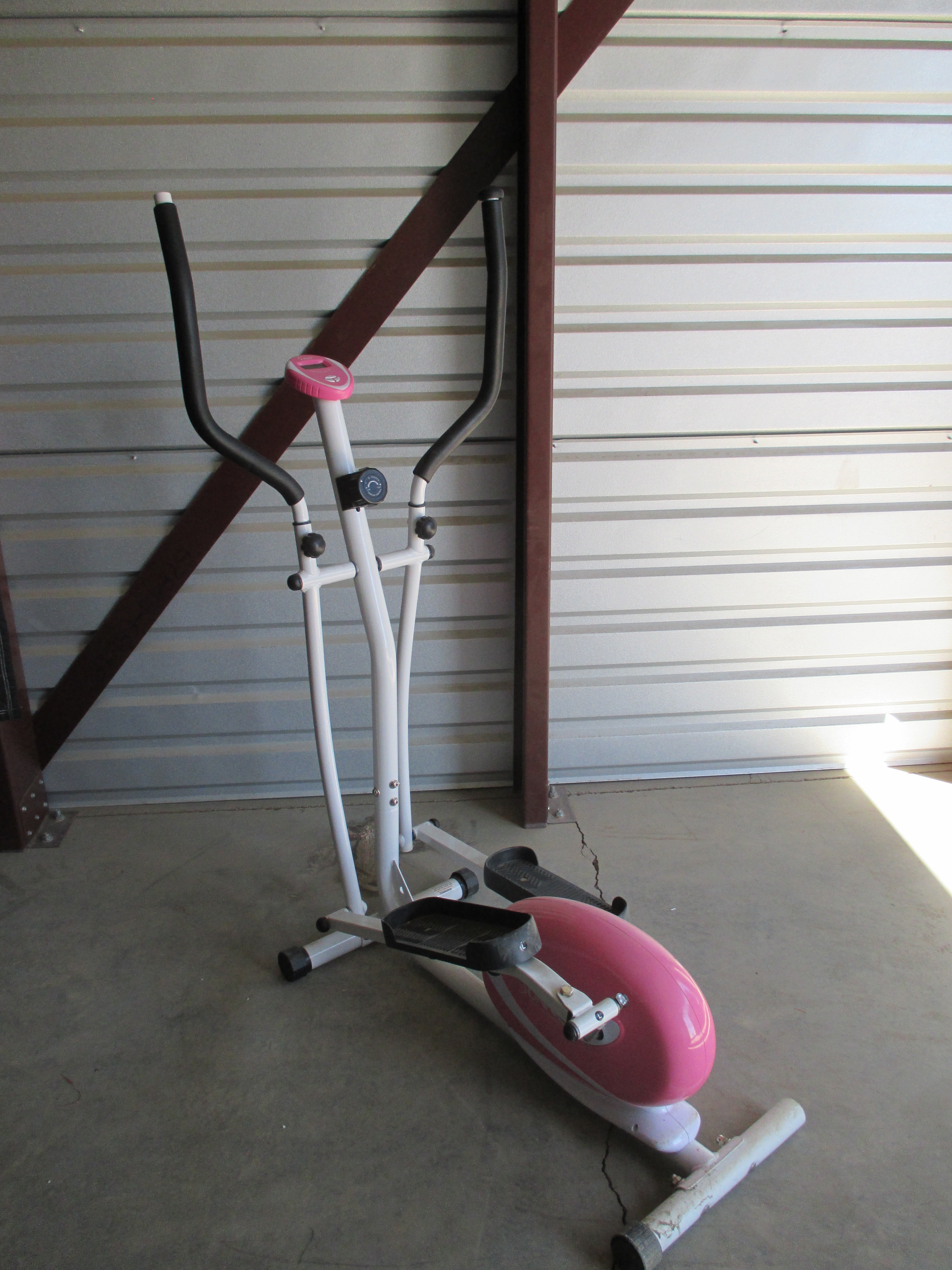 lot 183 image: Sunny Health & Fitness Elliptical Trainer