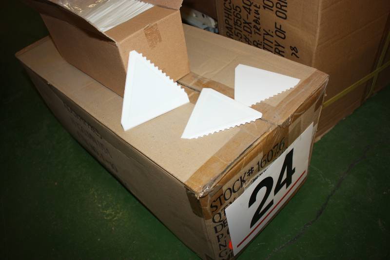 lot 24 image: White triangle plastic ice scrapper     Quantity box of 1000