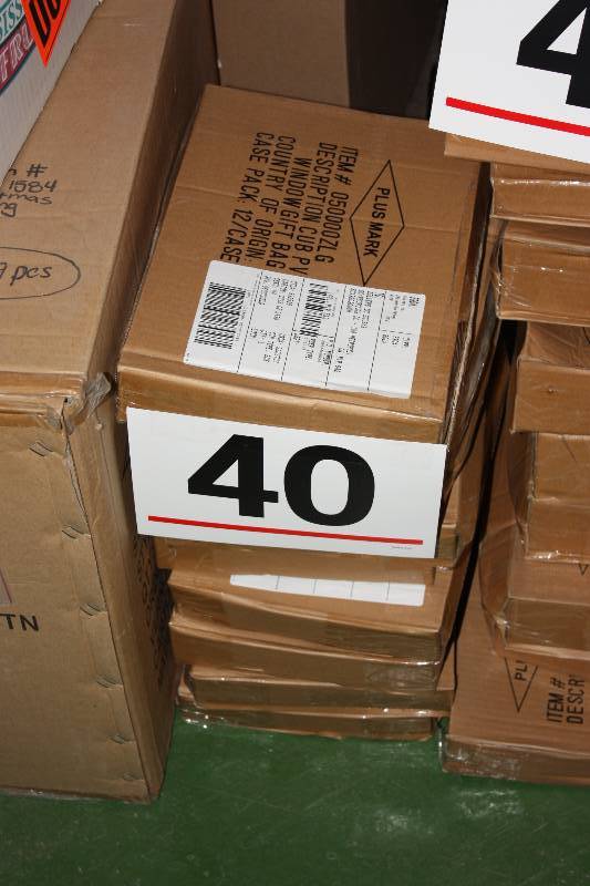 lot 40 image: Medium Holiday window Handle Gift Bag    Quantity 120