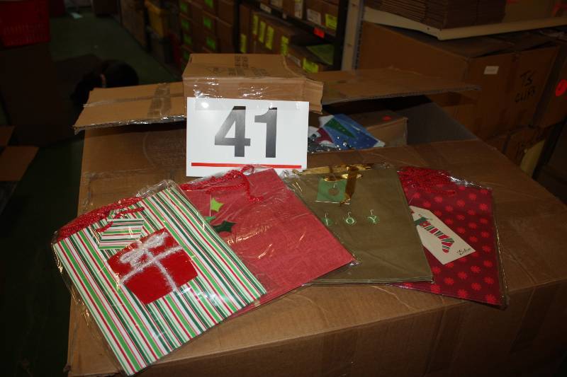 lot 41 image: Glossy Medium holiday gift bag 4-assorted     Quantity 132