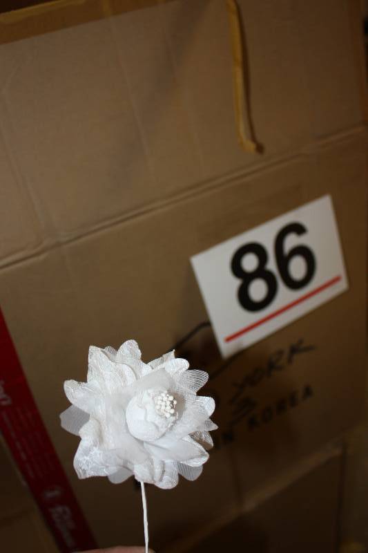 lot 86 image: Small White Flower picks     Quantity 112 dozen