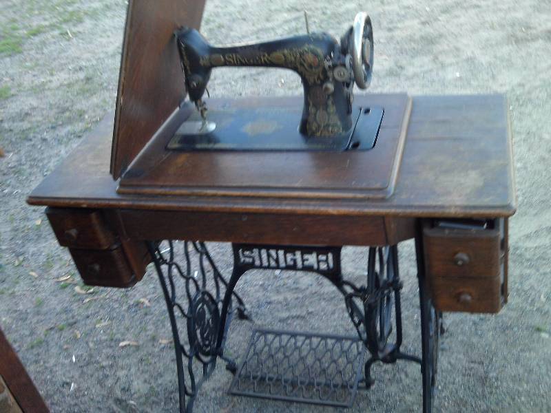 ANTIQUE SINGER SEWING MACHINE