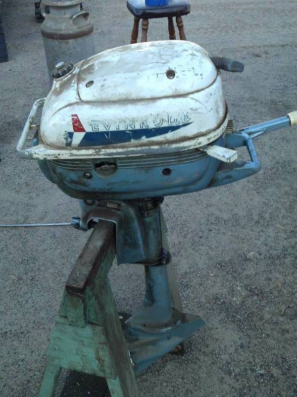 VINTAGE EVINRUDE MOTOR