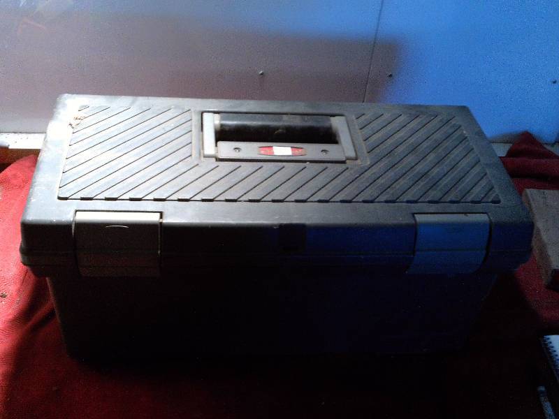 RUBBERMAID TOOL BOX