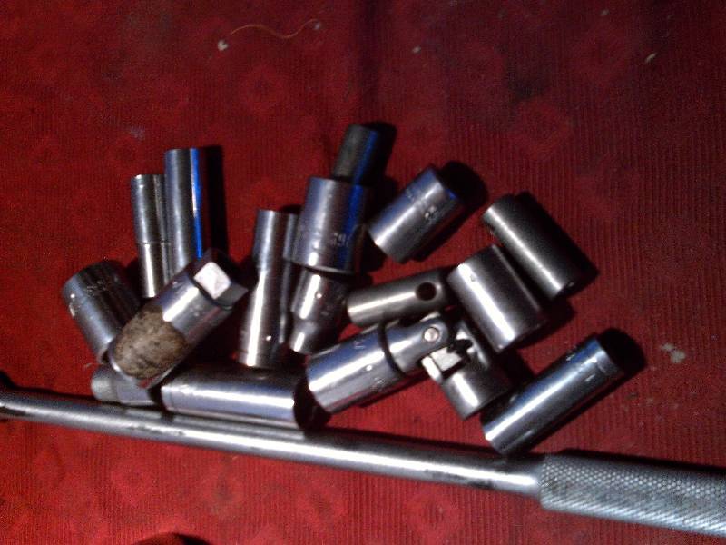 SOCKETS AND BREAKING BAR
