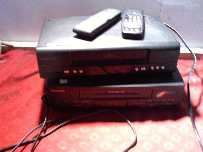 1 PANASONIC 1 MAGNAVOX VCR