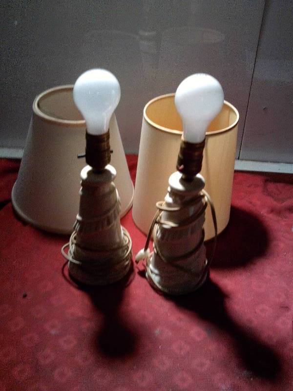 2 VINTAGE LAMPS AND SHADES