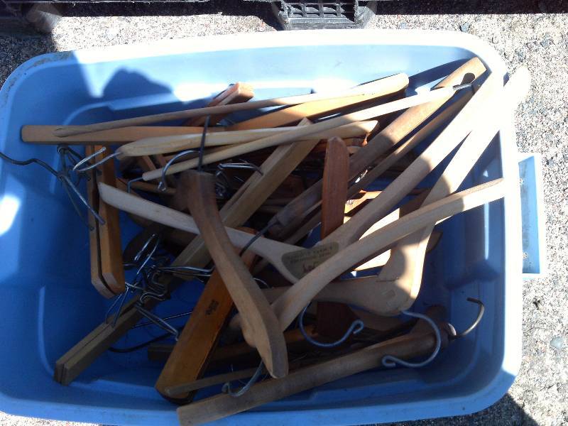 WOOD CLOTHS HANGERS