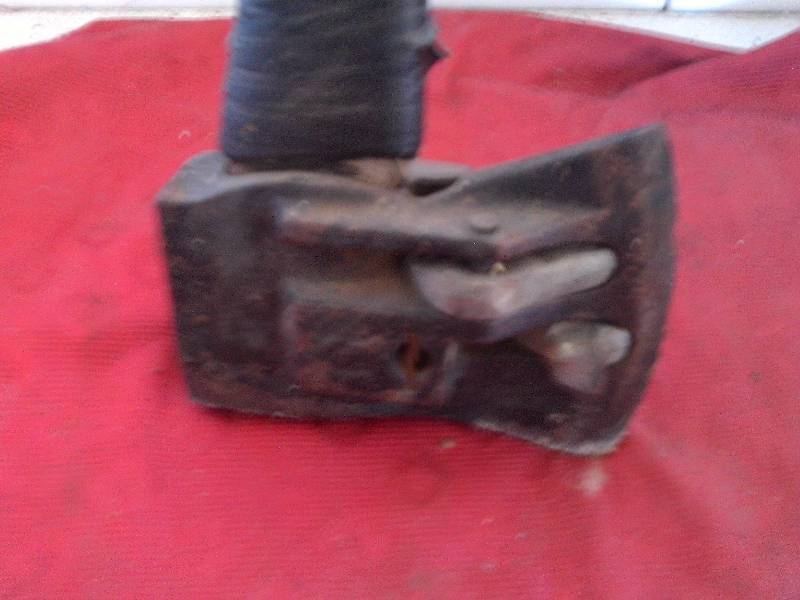 SPLITTING AXE