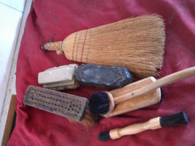 VINTAGE BRUSHES