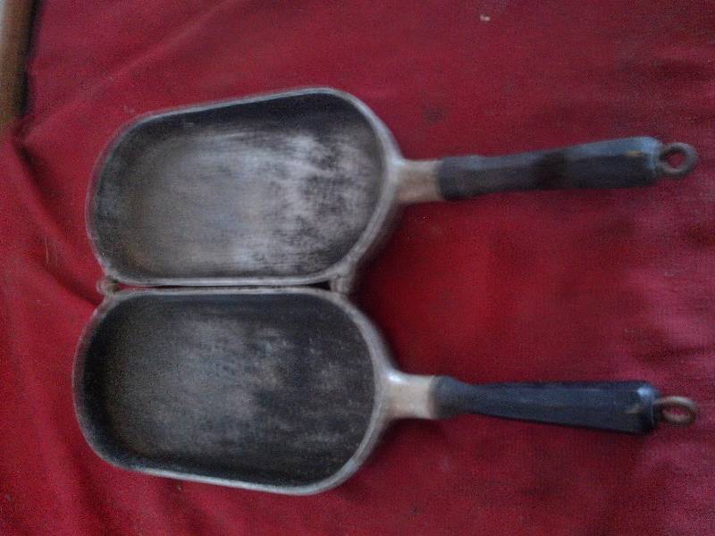ANTIQUE PAN WITH 2 SIDES