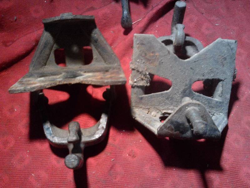HEAVY METAL MOUNTING BRACKETS