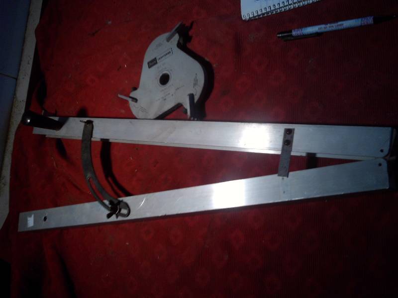 SAW GUIDE AND GROVE CUTTER