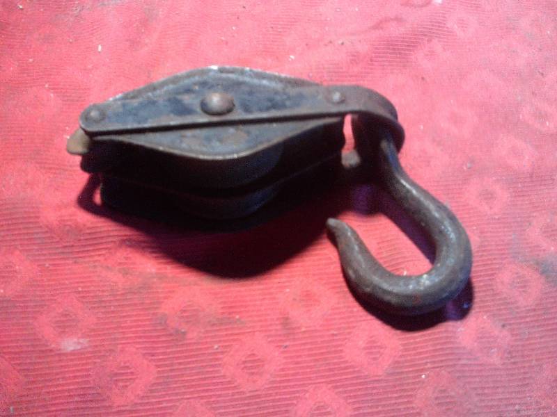 VINTAGE METAL PULLY AND HOOK