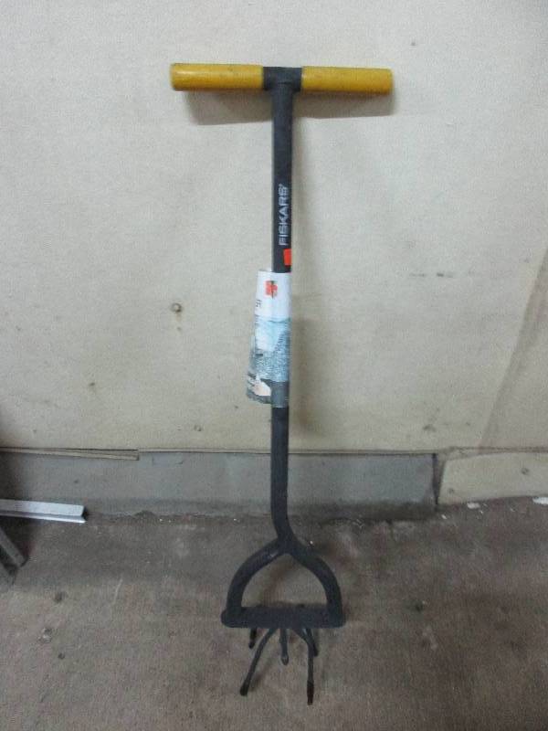 Hand tiller