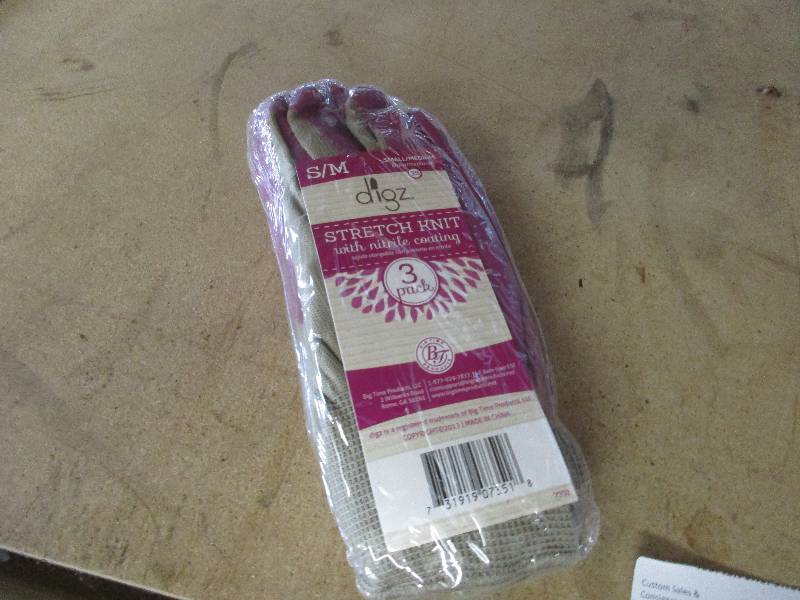 3 pairs of gardening gloves