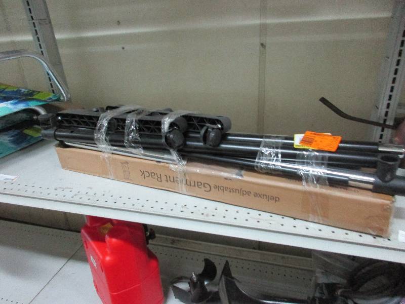 Adjustable garment rack