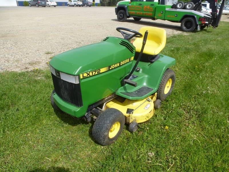 John Deere LX172 Lawn Tractor