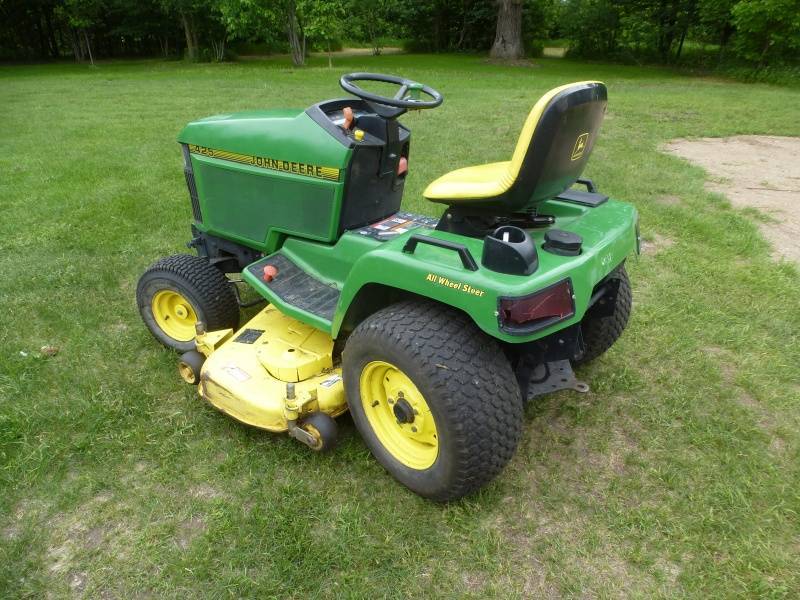 John Deere 425 Lawn Tractor