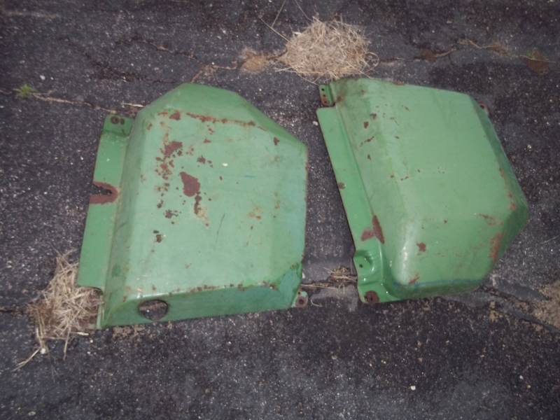 lot 5 image: John Deere 317 Motor Covers