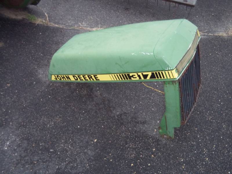 lot 7 image: John Deere 317 Hood and grill