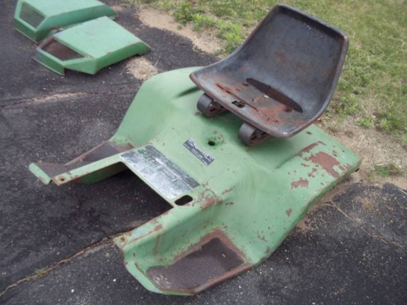lot 9 image: John Deere 318 Fenders and seat