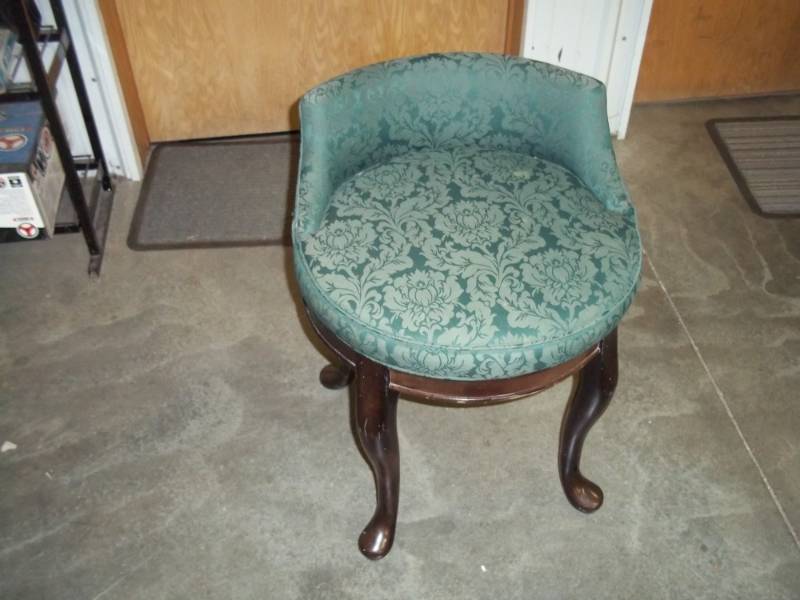 lot 13 image: Vanity Stool for makeup table, swivels
