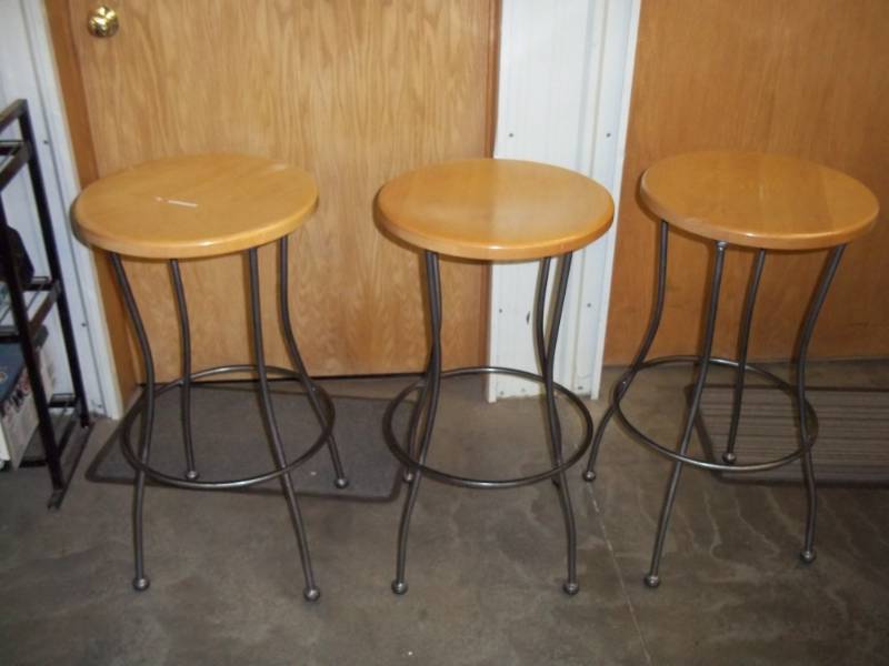 lot 17 image: 3 Bar Stools with swivel wood tops