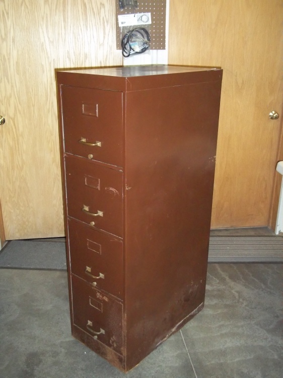 lot 19 image: 4 drawer file cabinet