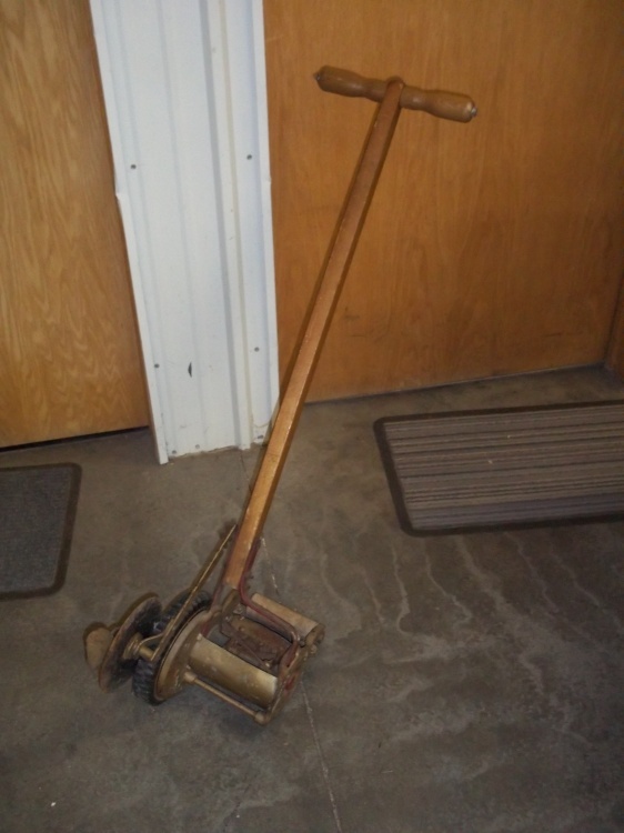 lot 22 image: Antique Grass Edger - Trimmer
