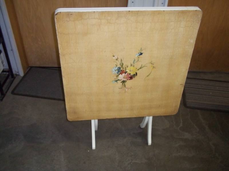 lot 23 image: Folding Table 27 x 27