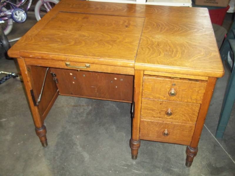 lot 25 image: Vintage Desk with fold out typewriter and 3 drawers 42 x 32 x 30