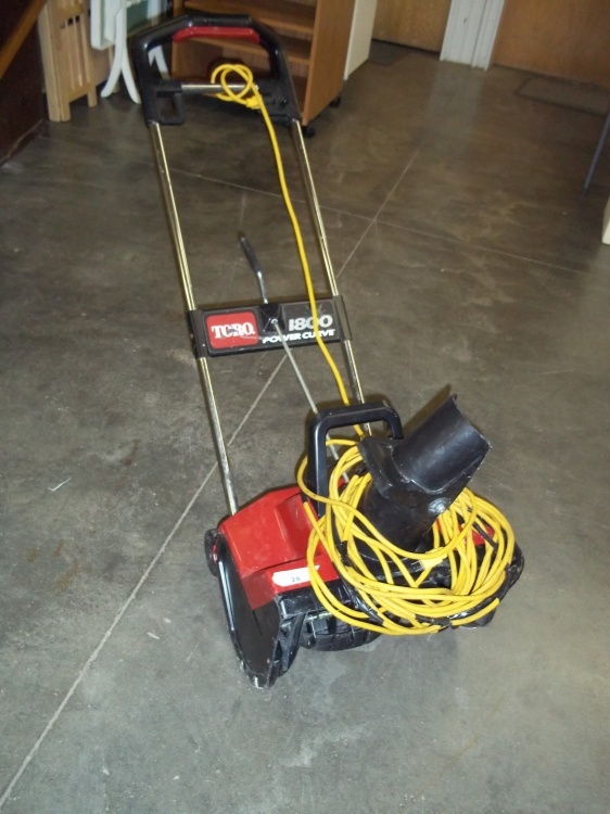 lot 28 image: Toro 1800 power curve snow thrower electric