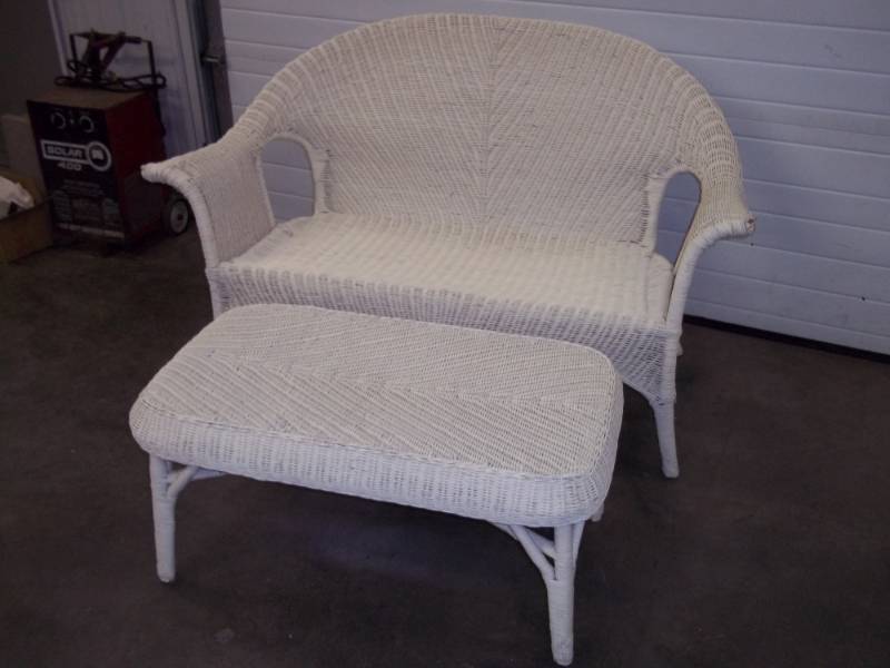 lot 29 image: Wicker 2 seat bench and table