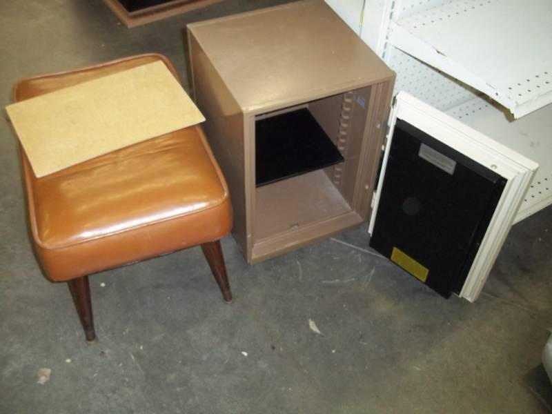 lot 33 image: Safe with stand and combination 14 x 14 x 20