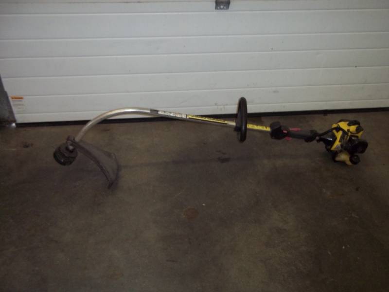lot 40 image: John Deere String Trimmer