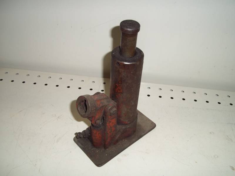 lot 50 image: Small Hydraulic Jack