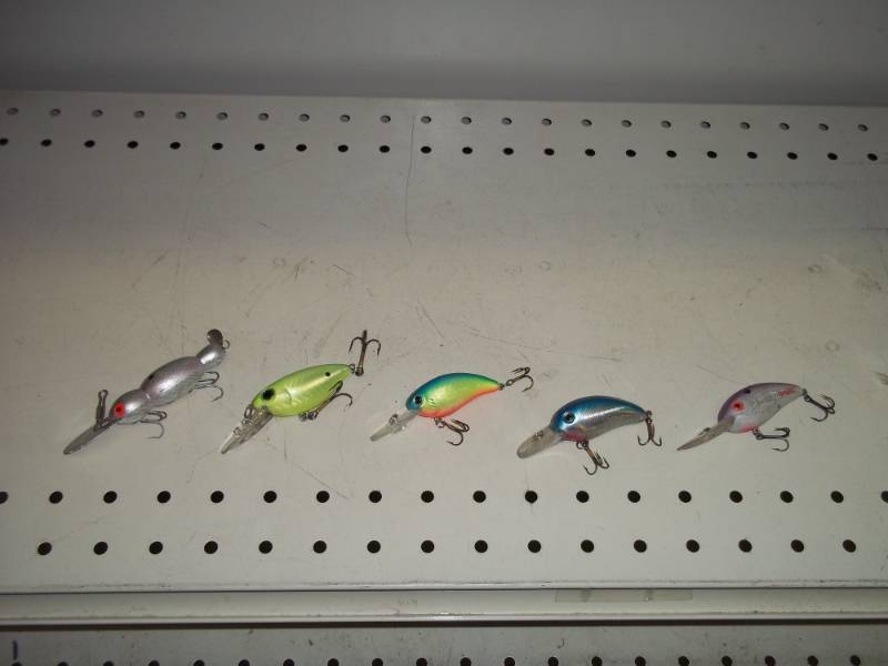 lot 58 image: 5 Fishing lures