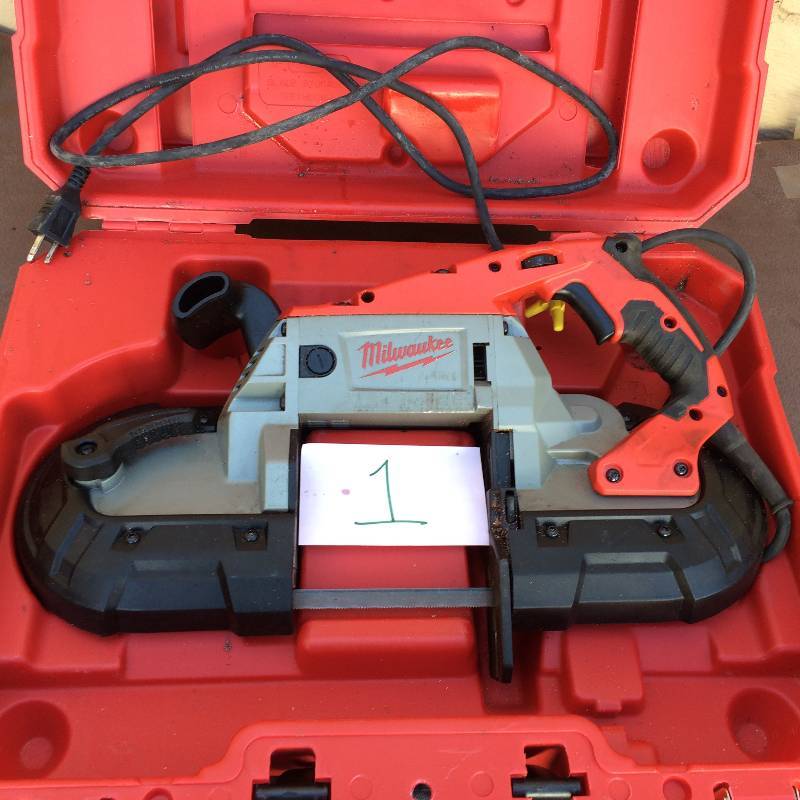 lot 1 image: Milwaukee Deep Cut Band Saw AC with Case has a powerful 11 Amp Used working conditions , Model # 6232-21