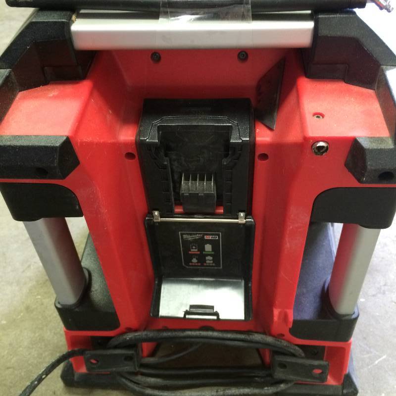 lot 33 image: Milwaukee M18 Jobsite RadioCharger Model # 2792-20 Used working conditions
