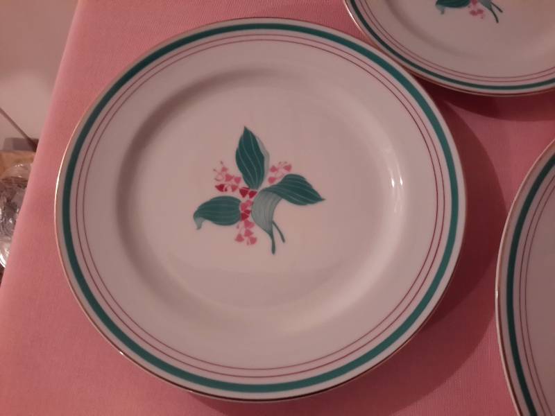 Nortaki, 7 piece place settings.. As far as she knows there are no chips.. Multiple Serving pieces.. Dustless Dish Covers Included
