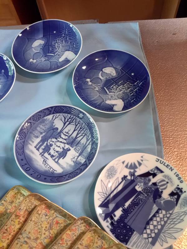 Bing and Grondahl Royal Copenhagen, 24 Christmas plates.. 1969 1970s, 1980s.  6 Africa wood spoons, Elephant head handles  6 snack plates