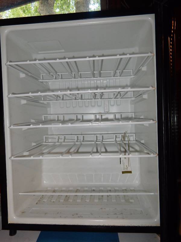 SANYO wine cooler.. 4 Shelves� 19in x 18 in x 24in.  Works well.