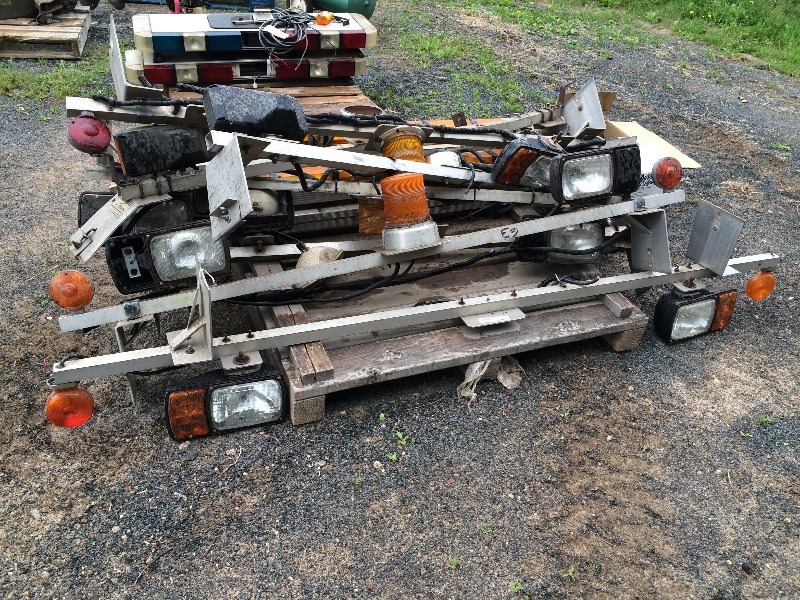 lot 18 image: Emergency Vehicle Lighting   accessories, controls   - pallet Lot