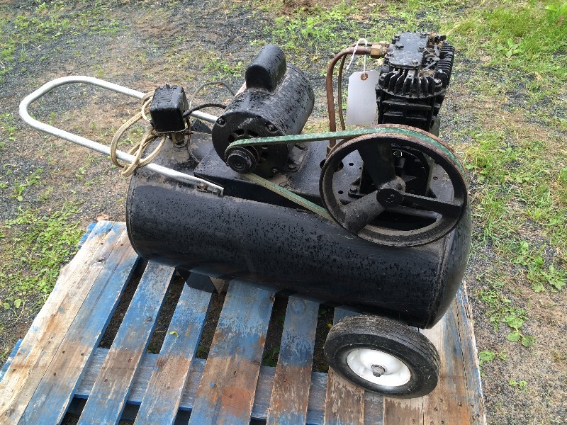 lot 29 image: Air Compressor  1 12 hp - 115230 v  works