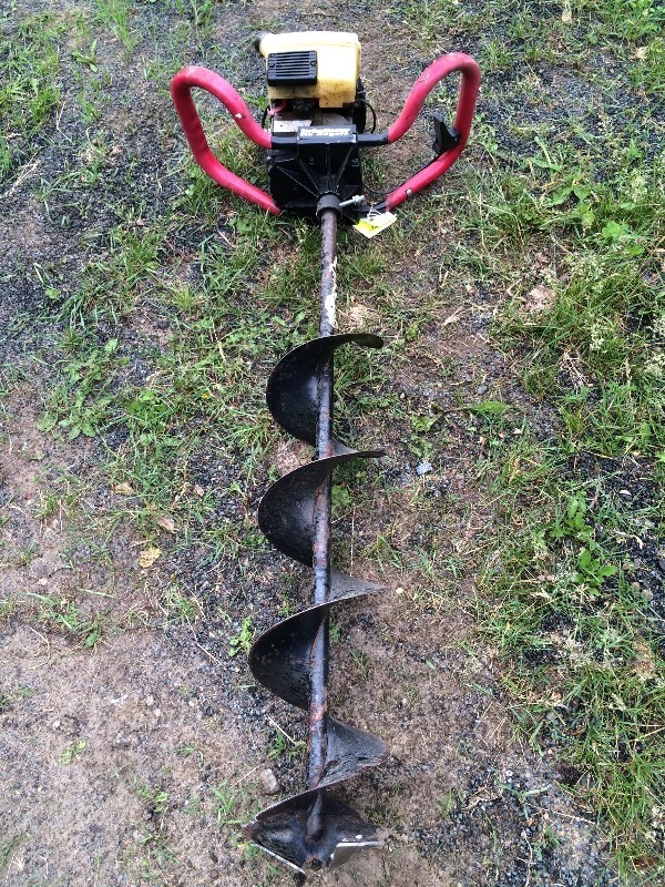 lot 30 image: Gas Ice Auger 8  - hasnt run for 2 years, may need some tuning