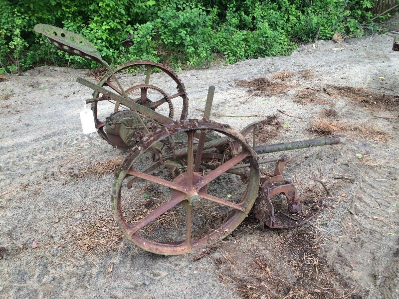 lot 8 image: Vintage - Sickle Mower