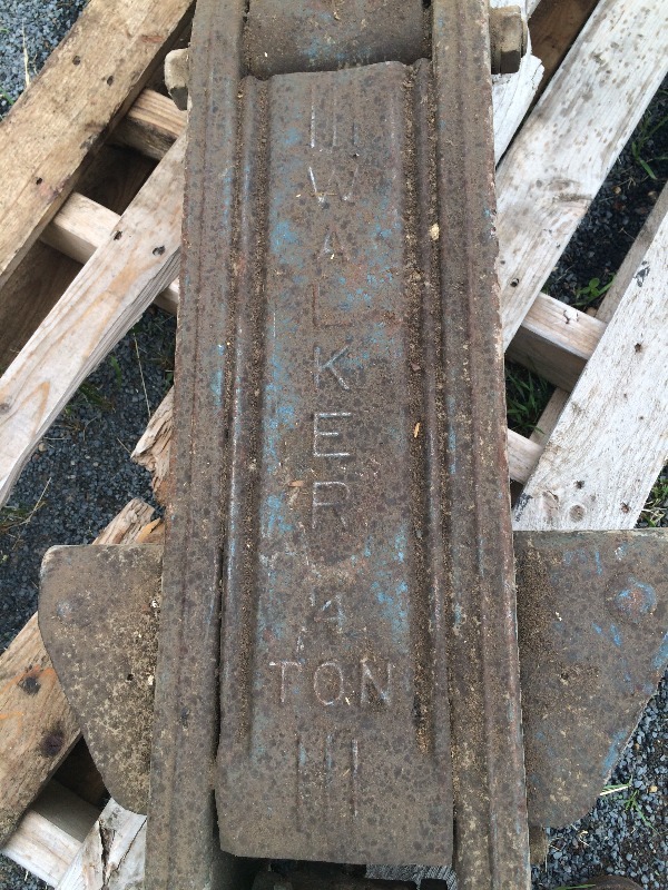 lot 19 image: 4 ton floor jack - needs some work