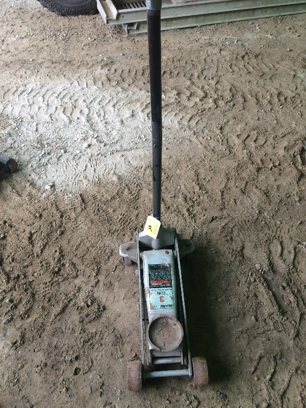 lot 45 image: Sears 3 ton Floor jack - works