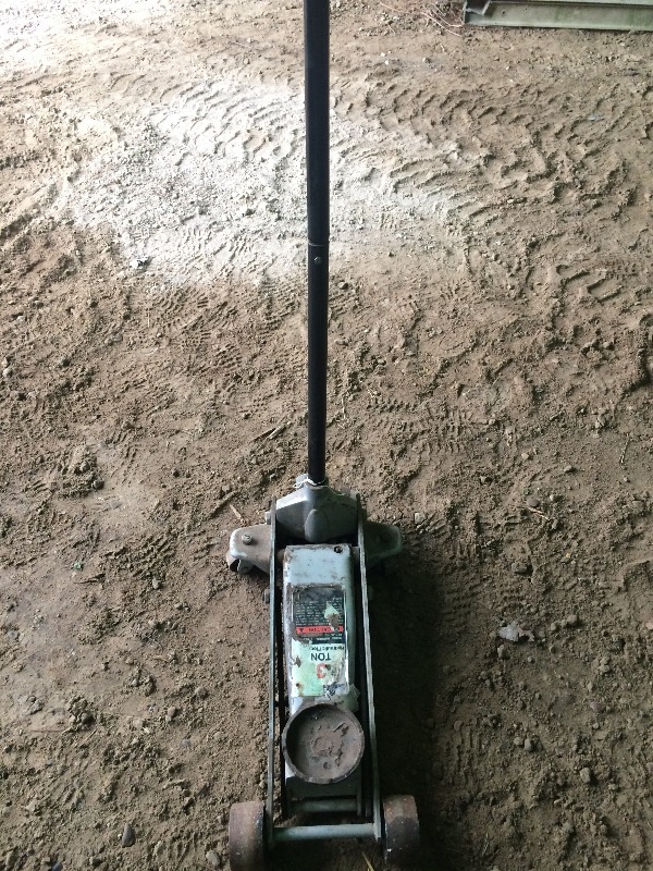 lot 47 image: Sears 3 ton Floor jack - works